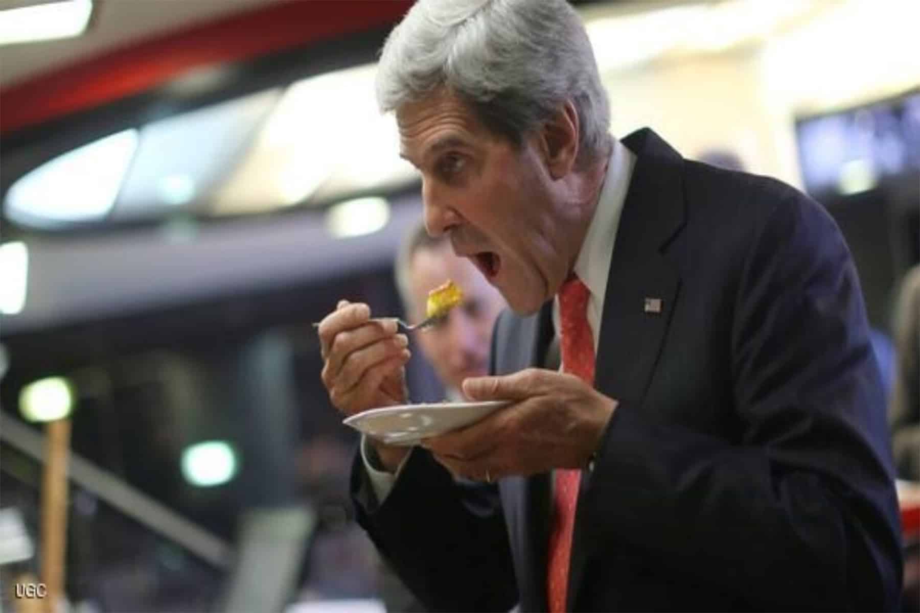 كيري يأكل الكنافة ولم يشاهد الجدار العنصري كيري يأكل الكنافة watanserb.com