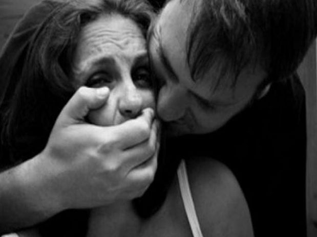 عامل يهتك عرض فتاة watanserb.com