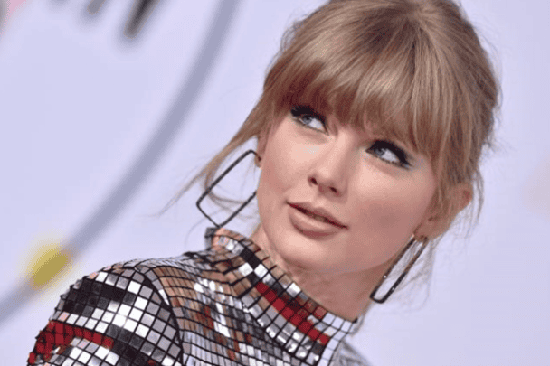 مذيعة تحرج وتغضب تايلور سويفت والأخيرة ترد: “الرجال يسببون لي مشاكل” مذيعة تحرج تايلور سويفت watanserb.com