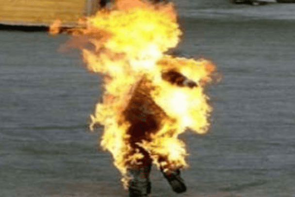 أطفال يحرقون زميلهم على طريقة الكساسبة أطفال يحرقون زميلهم watanserb.com