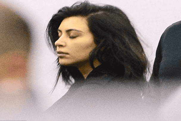 بعيداً عن الماكياج.. كيم كارداشيان في وضع مزرٍ في المطار watanserb.com