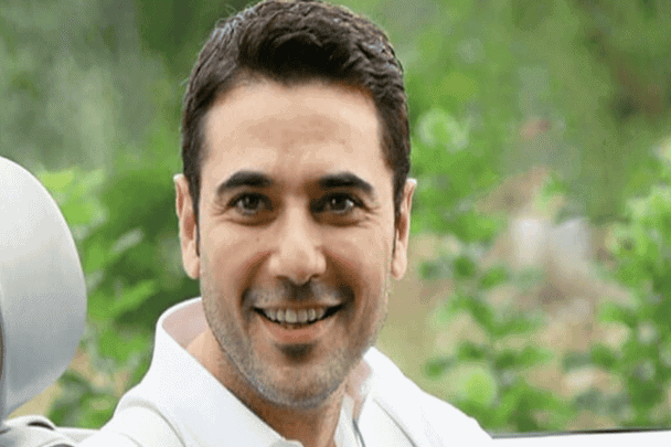 إعلامي مصري يفضح أحمد عز بعد ترويجه شائعة تبرعه بهدية تركي آل الشيخ لأهالي غزة! أحمد عز watanserb.com