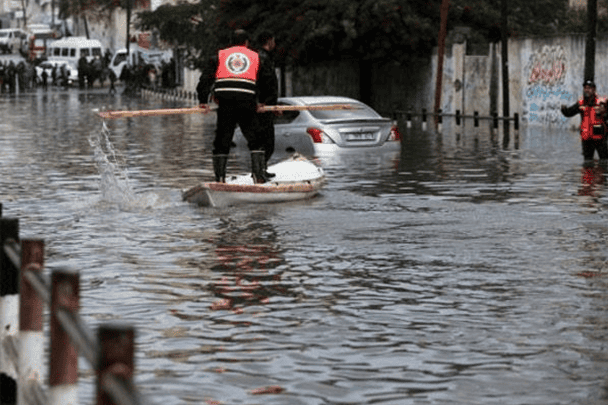 غرق عشرات المنازل بعد أن غمرتها مياه الأمطار والصرف الصحي وسط غزة غرق عشرات المنازل بغزة watanserb.com