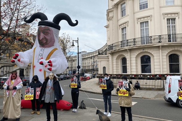 اعتصام أمام سفارة الإمارات بلندن احتجاجا على اختطاف الشقيقات الثلاث سفارة الإمارات بلندن watanserb.com