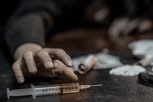 أمريكي يقطع إصبعه والإدمان watanserb.com