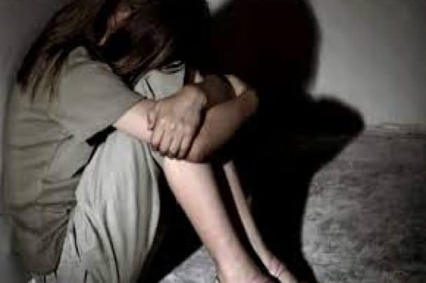 مدرس يغتصب تلميذة watanserb.com