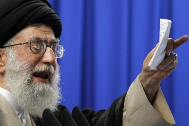 الزعيم الإيراني يعد بتمريغ أنف السعودية في التراب بسبب اليمن الزعيم الإيراني watanserb.com