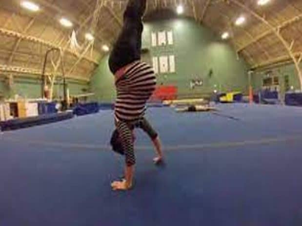 حامل في شهرها الـ8 وتقف على يديها ! حامل تقف على يديها watanserb.com