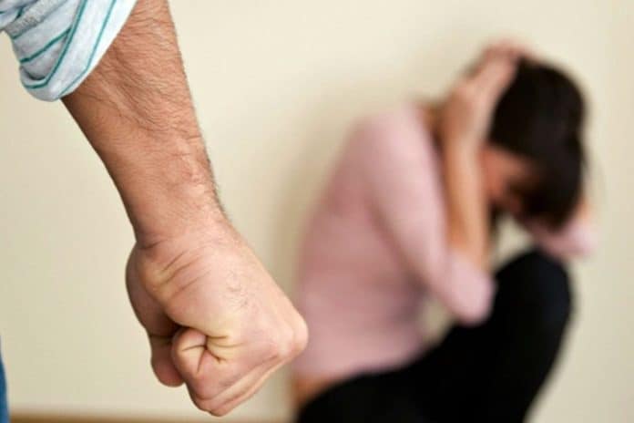 كويتي يضرب امرأة watanserb.com