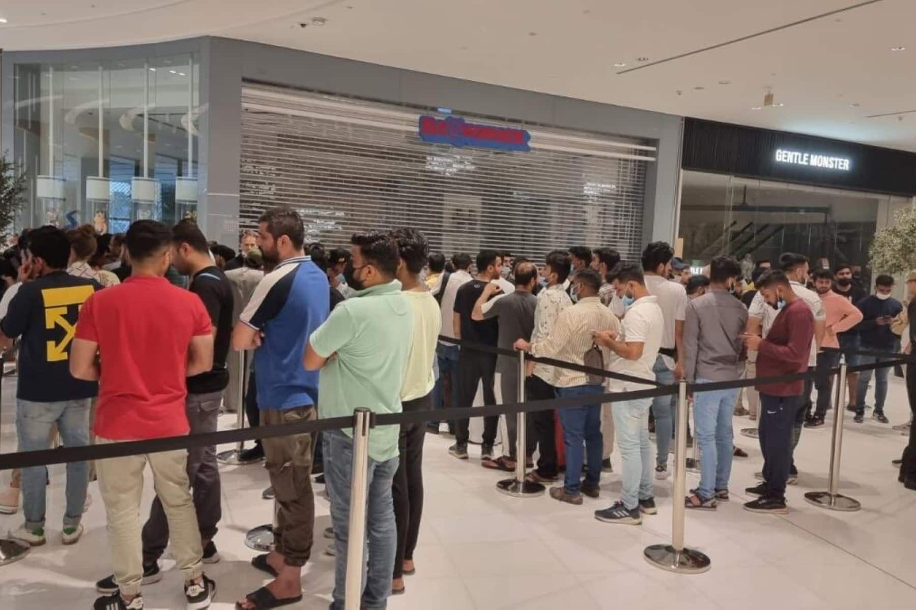 عشاق التكنولوجيا في سيدني ينتظرون ساعات طويلة لشراء هواتف آيفون 6 إس و6 إس بلس الجديدة iPhone watanserb.com