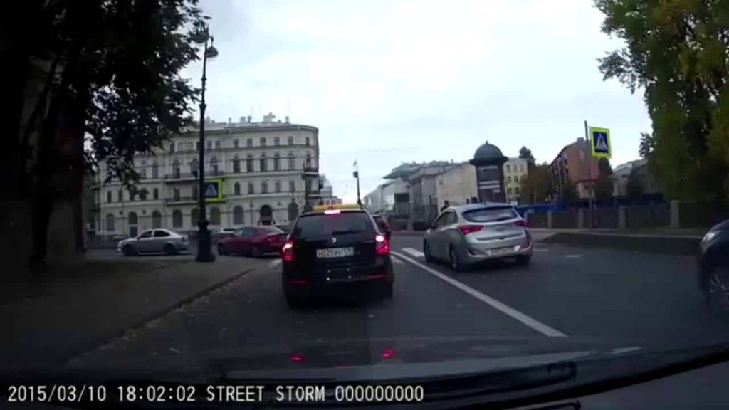 رجل أعمال روسي يعنف ذا إعاقة ويلقيه في قناة مياه بسان بطرسبرغ وسط استنكار واسع رجل أعمال روسي يُلقي "معاق" في قناة مياه