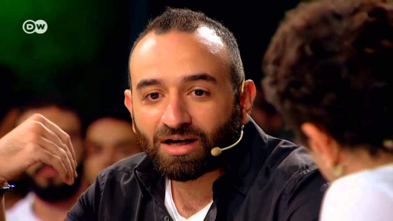 عمرو سلامة يؤكد حرية ابنته في علاقاتها ويعتبر شرف الفتاة مسألة شخصية توضح تفكيرًا مفتوحًا. المخرج المصري عمرو سلامة