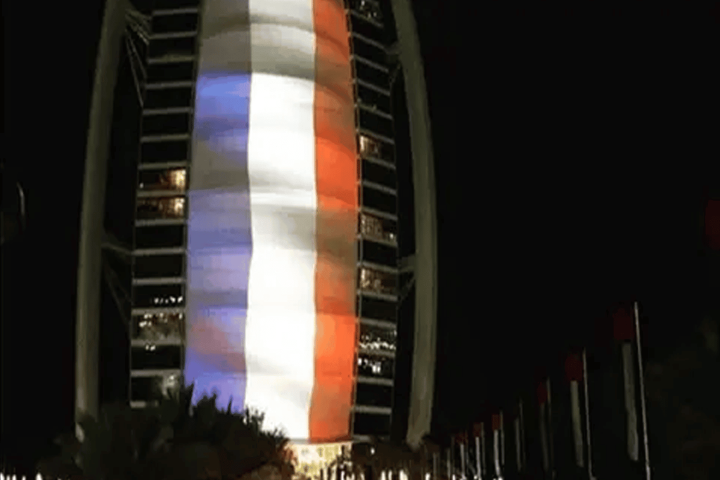 أضواء معالم الإمارات تتزين بألوان العلم الفرنسي تضامنًا مع باريس بعد الهجمات الإرهابية العلم الفرنسي watanserb.com