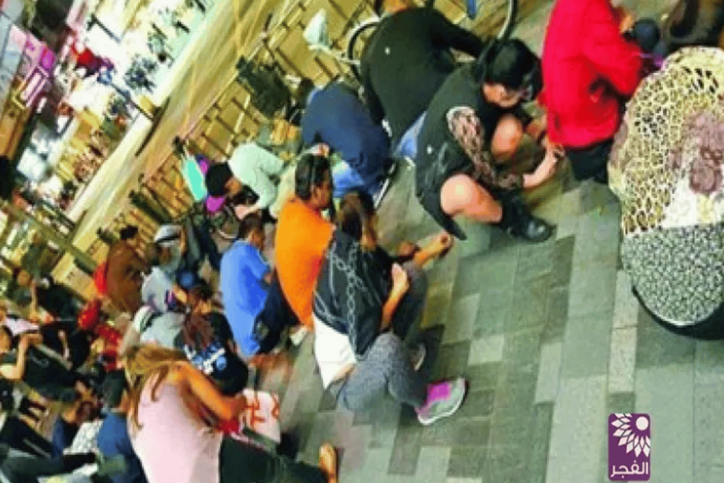 تساقط أحجار كريمة في سماء هونغ كونغ يثير frenzy بين المارة بحثًا عنها السماء تمطر احجاراً كريمة watanserb.com