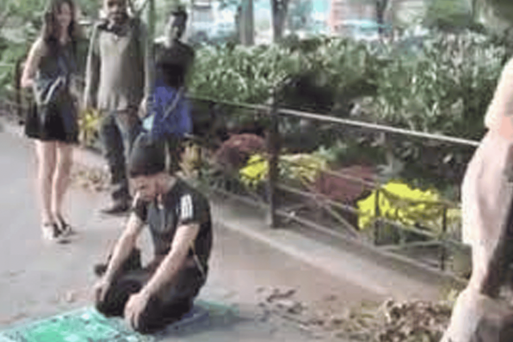 شابان مسلمان يؤدّيان الصلاة في الأماكن العامة بأوروبا ويستقطبان ردود فعل الناس شابان يصليان في أماكن عامة watanserb.com