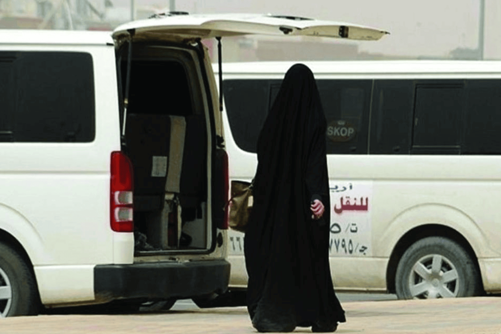 سائق نقل يترك معلمات على الطريق السريع بعد توقفهن لأداء الصلاة في السعودية سائق نقل يترك معلمات watanserb.com