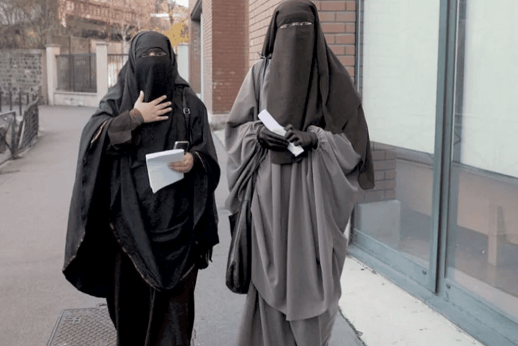 النقاب في فرنسا watanserb.com