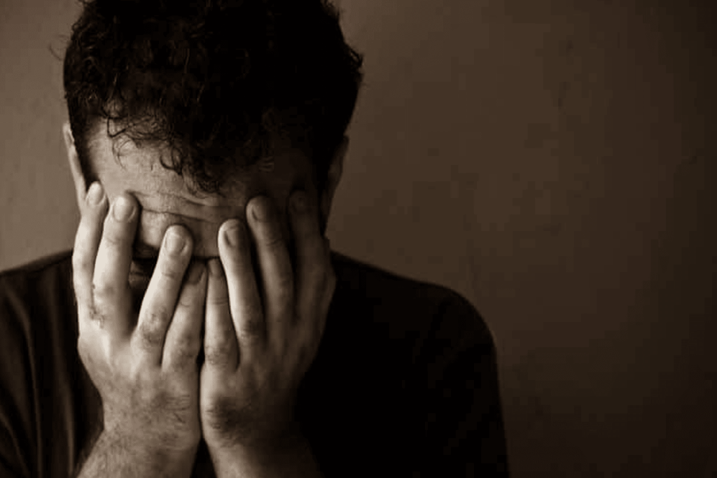 فصل من الألم: صمت الابن ودموع الأب تحت ثقل الفقد والحنين للوطن المشتت بكى الأب وواساه الولد watanserb.com