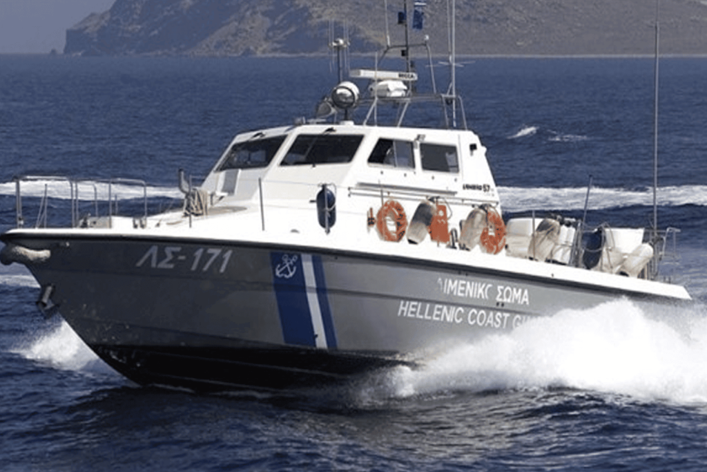 خفر السواحل اليونانية يتعمد إغراق قوارب اللاجئين وسط محاولات العبور إلى كوس إغراق قوارب اللاجئين watanserb.com