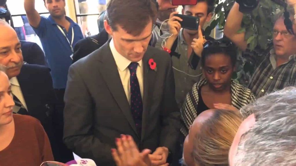 غضب رعايا بريطانيا في شرم الشيخ يتسبب في مواجهة حادة مع السفير كاسن بالمطار سفير بريطانيا يتلقى غضب رعايا دولته في شرم الشيخ