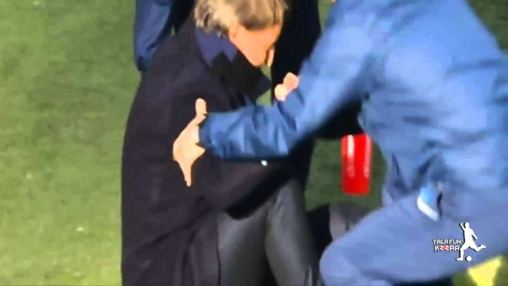 سقوط طريف لمدرب إنتر ميلان يثير سخرية رواد مواقع التواصل الاجتماعي سقوط مفاجئ لمدرب نادي إنتر ميلان الإيطالي