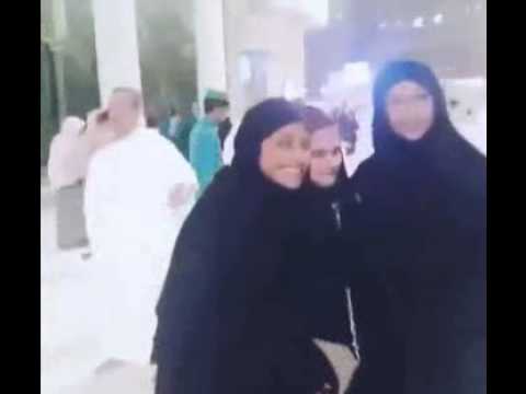 معجبون يلتقطون الصور مع شجون الهاجري أثناء أدائها مناسك العمرة في السعودية شجون الهاجري وهي تؤدي مناسك العمرة watanserb.com