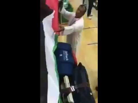 منع رفع علم فلسطين خلال مباراة بدبي وموظف يؤكد: الرياضة ما فيها سياسة في مباراة بدبي: سأله علم من هذا؟ أجابه: فلسطين. فأمر بانزاله