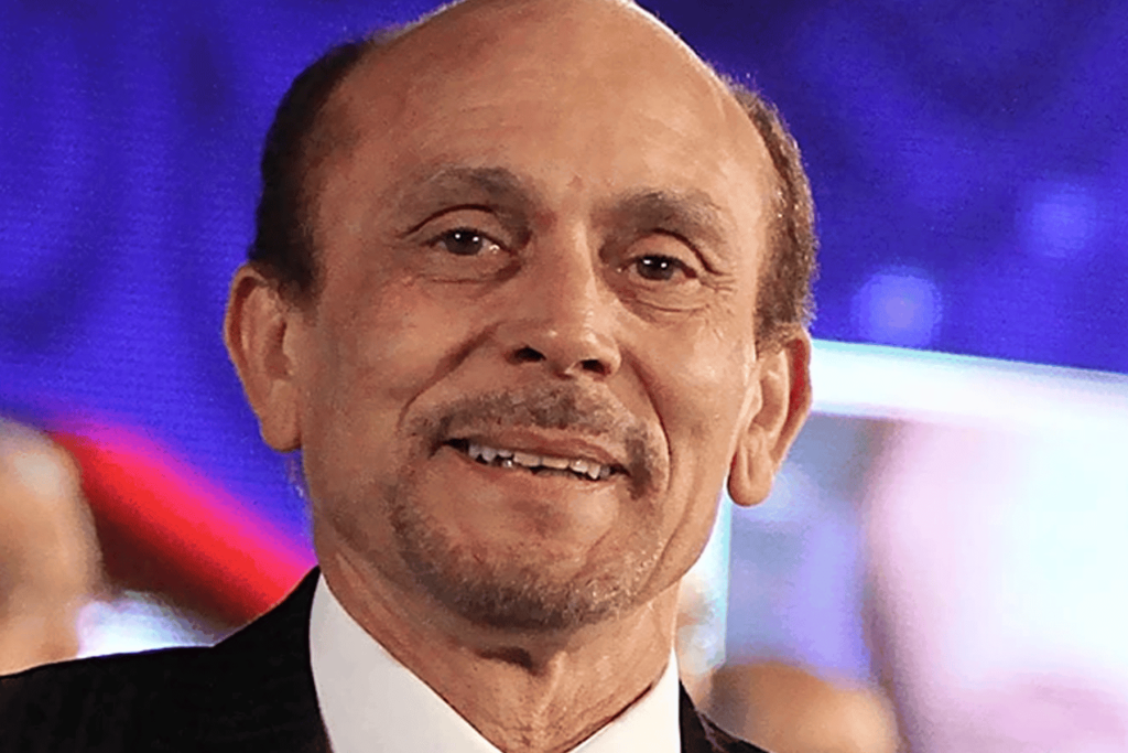 محمد صبحي يعلق على شائعات ديانته بعد موقف مفاجئ أثناء أدائه العمرة الفنان محمد صبحي watanserb.com