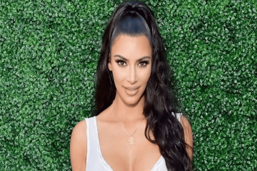 كيم كارداشيان تتبرع بـ1000 حذاء بعد مشاهدة إعلان مؤثر لفتاة صغيرة تبرع كيم كارداشيان بـ1000 حذاء watanserb.com