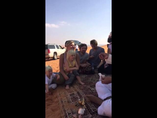 سعودي يشرح لطريقة صنع القهوة العربية للسياح الأجانب وزميله يتغزل بالسيدات سعودي يعلم سياح أجانب صنع القهوة العربية وزميله يتغزل بالسيدات