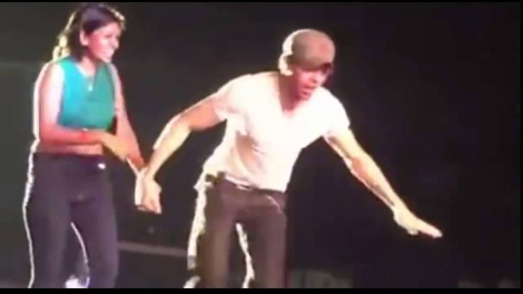 قُبلة فنّان مع معجبة يدفع رئيس البلاد للمطالبة بجلده