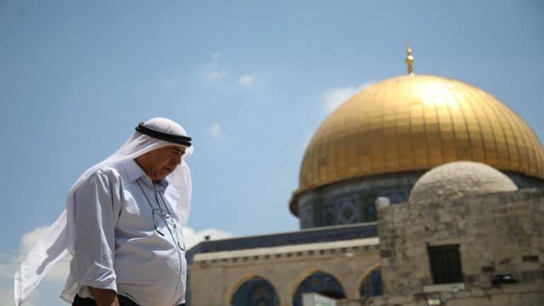 ردة فعل أطفال فلسطين عند إعطائهم المال للإعتراف بالقدس عاصمة “لإسرائيل” watanserb.com