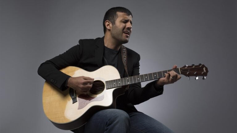 حمزة نمرة يوضح موقفه من جماعة الإخوان وينفي أي انتماء سياسي له وعائلته الفنّان حمزة نمرة watanserb.com