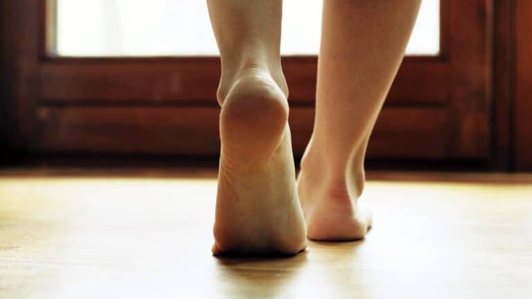 المشي حفاة watanserb.com