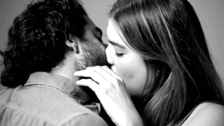 دراسة تسلط الضوء على الفوائد الصحية لتبادل القبلات والأحضان بين الزوجين امور مهمة للعلاقة الحميمية watanserb.com