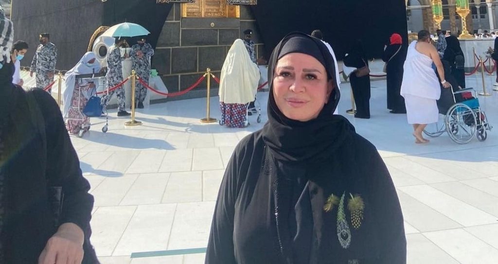 الهام شاهين تؤدي العمرة watanserb.com