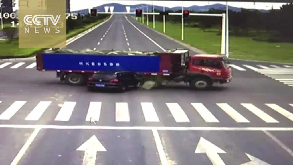 لن تصدّق مصير السائق في هذا الحادث