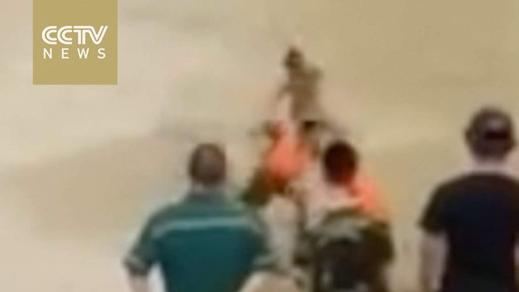 انتشلوا الجثة من النهر .. والمفاجأة أصابت المنقذين والمارة بالذهول!