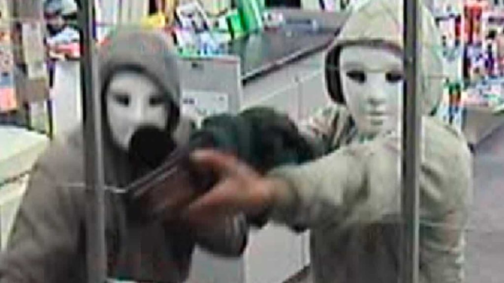 10 مجرمين قُبض عليهم بسبب غبائهم