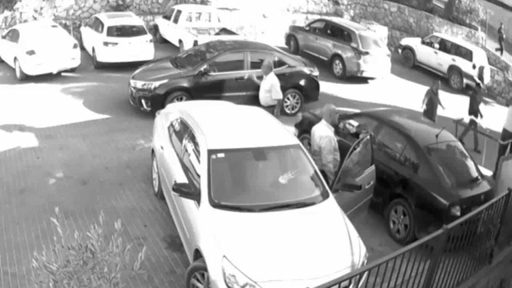 رئيس بلدية عربي في إسرائيل يفرغ مسدسه برأس صديقه