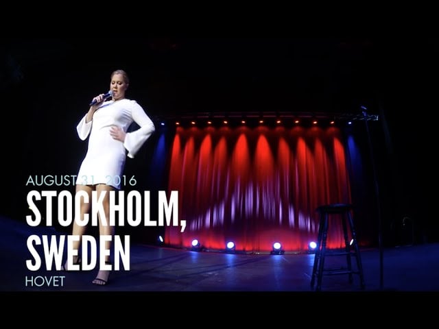 إيمي شومر ترد بقوة على متسلط طلب رؤية صدرها في عرضها بكوميديا ستوكهولم طلب من الممثلة أن تكشف عن صدرها للجمهور