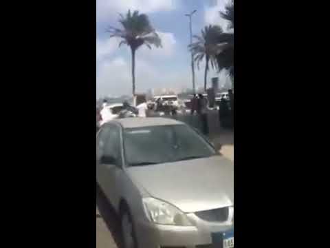 عجل يهرب من الجزارين في مصر ويثير رعب المارة بدراجتهم النارية وسط الشارع عجل يخيّر الحياة على الموت والجزار يطارده