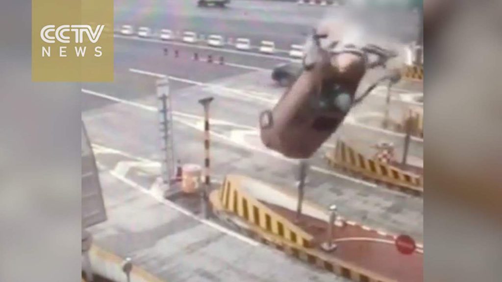 سيارة مسرعة تصطدم بحاجز إسمنتي