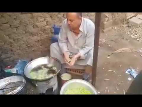 داعية إسلامي مصري يشارك في قلى الطعمية بالشارع ويتفاعل مع الزبائن في موقف طريف مقطع فيديو للداعية الإسلامي المصري الدكتور مبروك عطية يظهر خلاله وهو يشارك سيدة في قلى الطعمية في أحد الشوارع