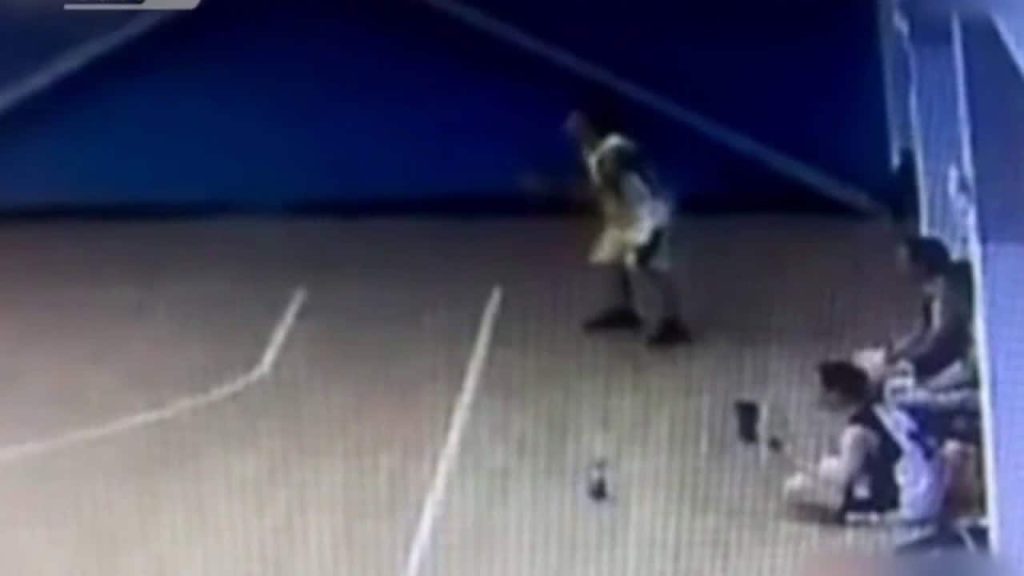 لاعب كرة سلة ينجو بأعجوبة من سيارة اقتحمت الملعب