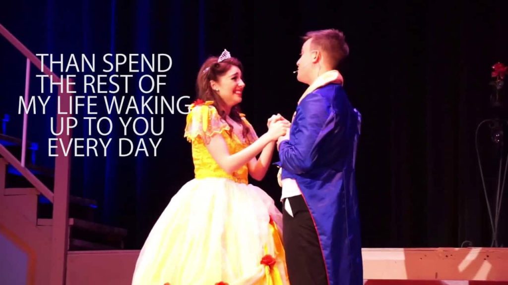 ممثلة تفاجأ بحبيبها ينضم إلى المسرحية ليعرض عليها الزواج