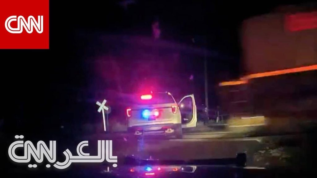 قطار يشطر سيارة بداخلها فتاة لنصفين