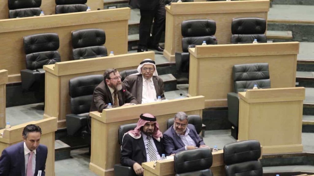 برلماني أردني يطالب برفع الآذان وإقامة الصلاة داخل قبة البرلمان للمرة الثانية برلماني أردني يصر على رفع الآذان