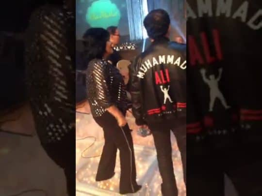 وصلة رقص بين إعلامية مصرية والشاب خالد في الكواليس watanserb.com