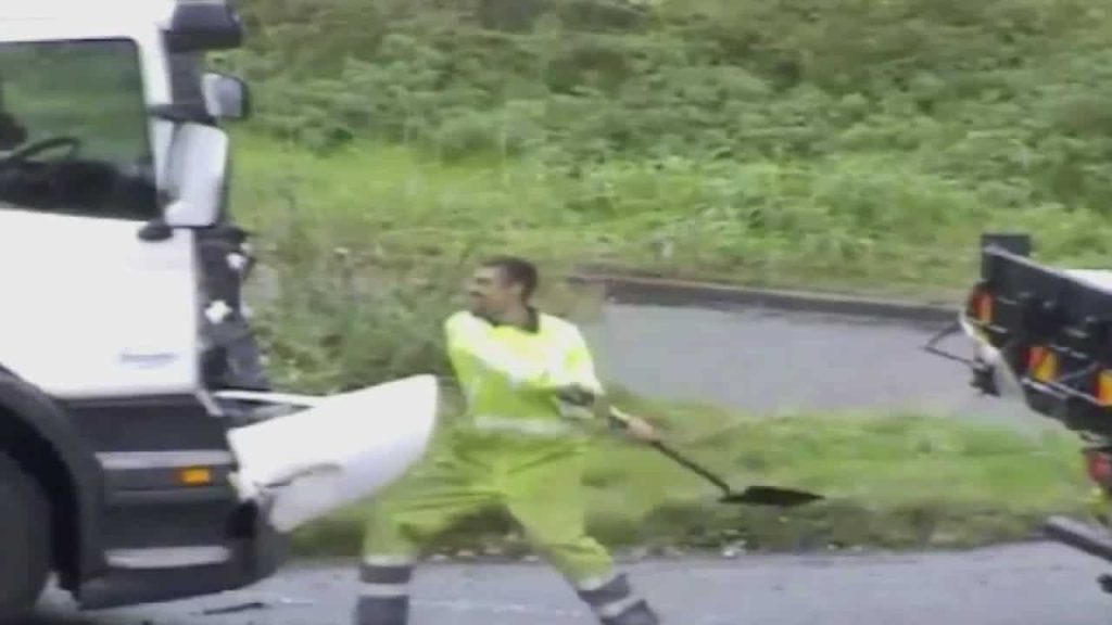 أكثر السائقين جنوناً يتحاور بالجاروف